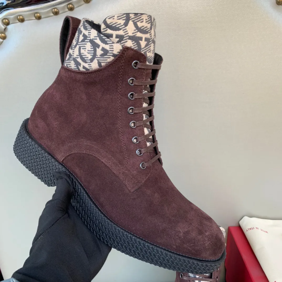[Ferragamo] Top P: 1000💰 Number of yards: 39~44 (38.45 custom-made, non-returnable) Ferragamo winter series, original 1:1 development, casual men's short boots. Made with heavy investment, shoes and boots are made of imported cowhide + imported Ferragamo special fabric. Black cowhide lining that is not easily deformed. Wear-resistant rubber outsole, black cowhide, black open edge beads, black frosted, brown suede. Factory craftsmanship, perfect products are only prepared for you who know taste! Any comparison is welcome!